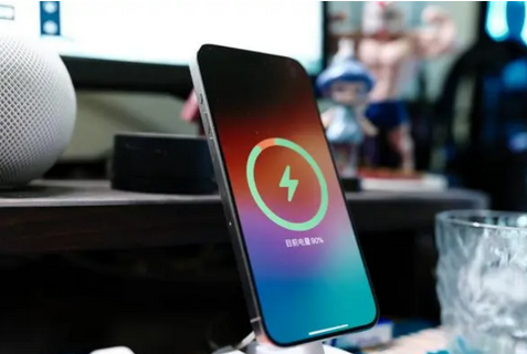 忻府苹果15换屏服务分享用什么充电器给iPhone15充电更好 